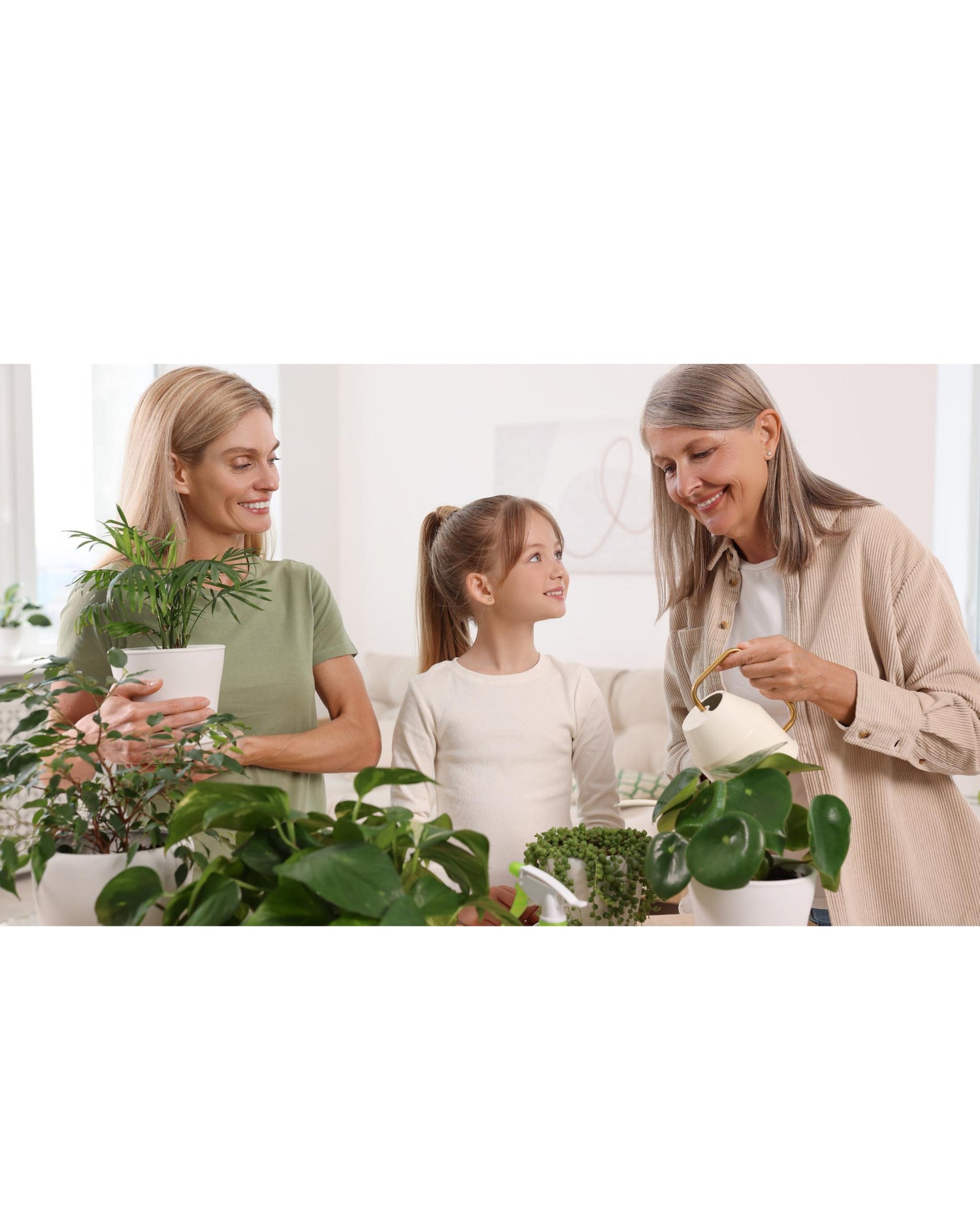 Familie pflanzt gemeinsam einen Zimmerpflanzenableger ein